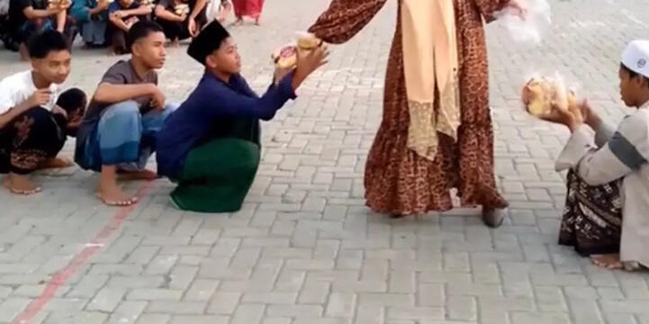 Viral Istri Miftah Maulana Bagikan Roti ke Santri, Dinilai Kayak Perbudakan