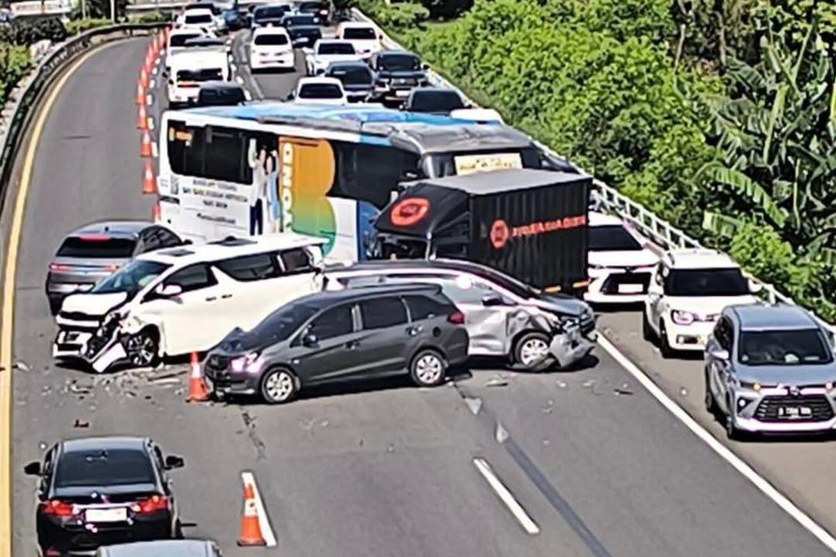 Kecelakaan Beruntun di Tol Dalam Kota Diduga akibat Ulah Pengemudi L300