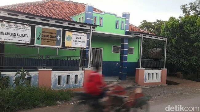 Hidup adalah Persaingan! Viral Ibu Kantin Buang Jajanan Siswi MTs Nurul Huda Brebes