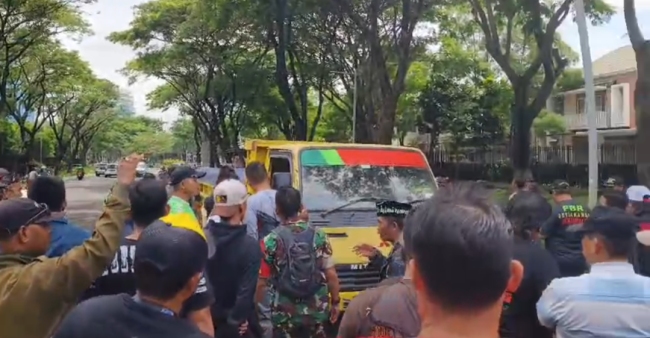 Pembangunan Musholla Dihadang Sekuriti Summarecon, Warga Kecewa