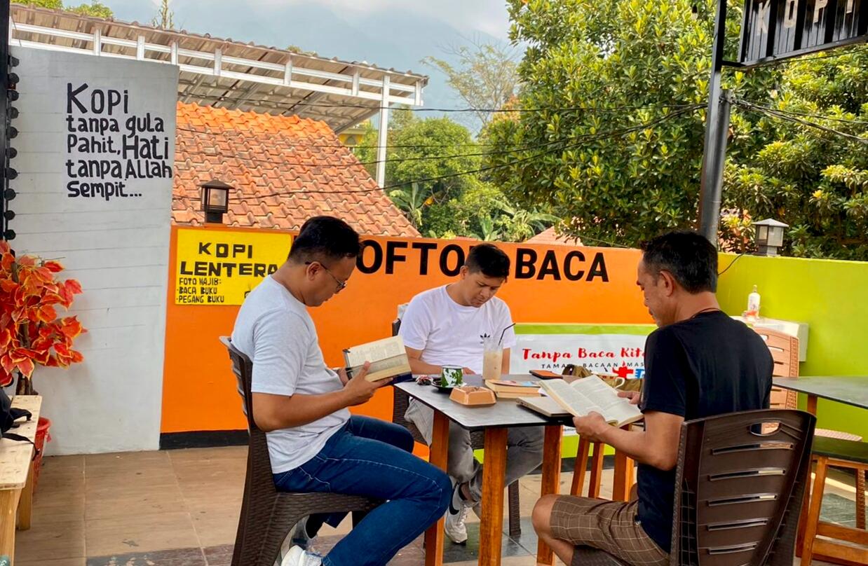 Membaca Halaman Sebuah Buku, Tertulis Kalimat Ini