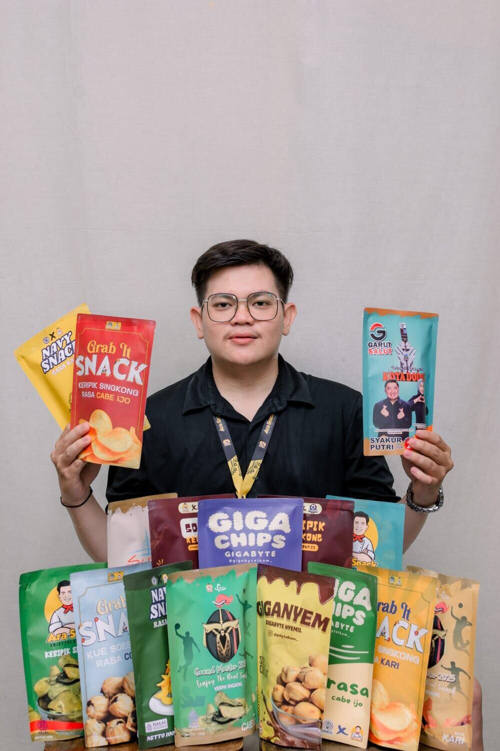 "Iqbal Miftahudin: Pengusaha Muda Purwakarta Bikin Bisnis Makanan Ringan"