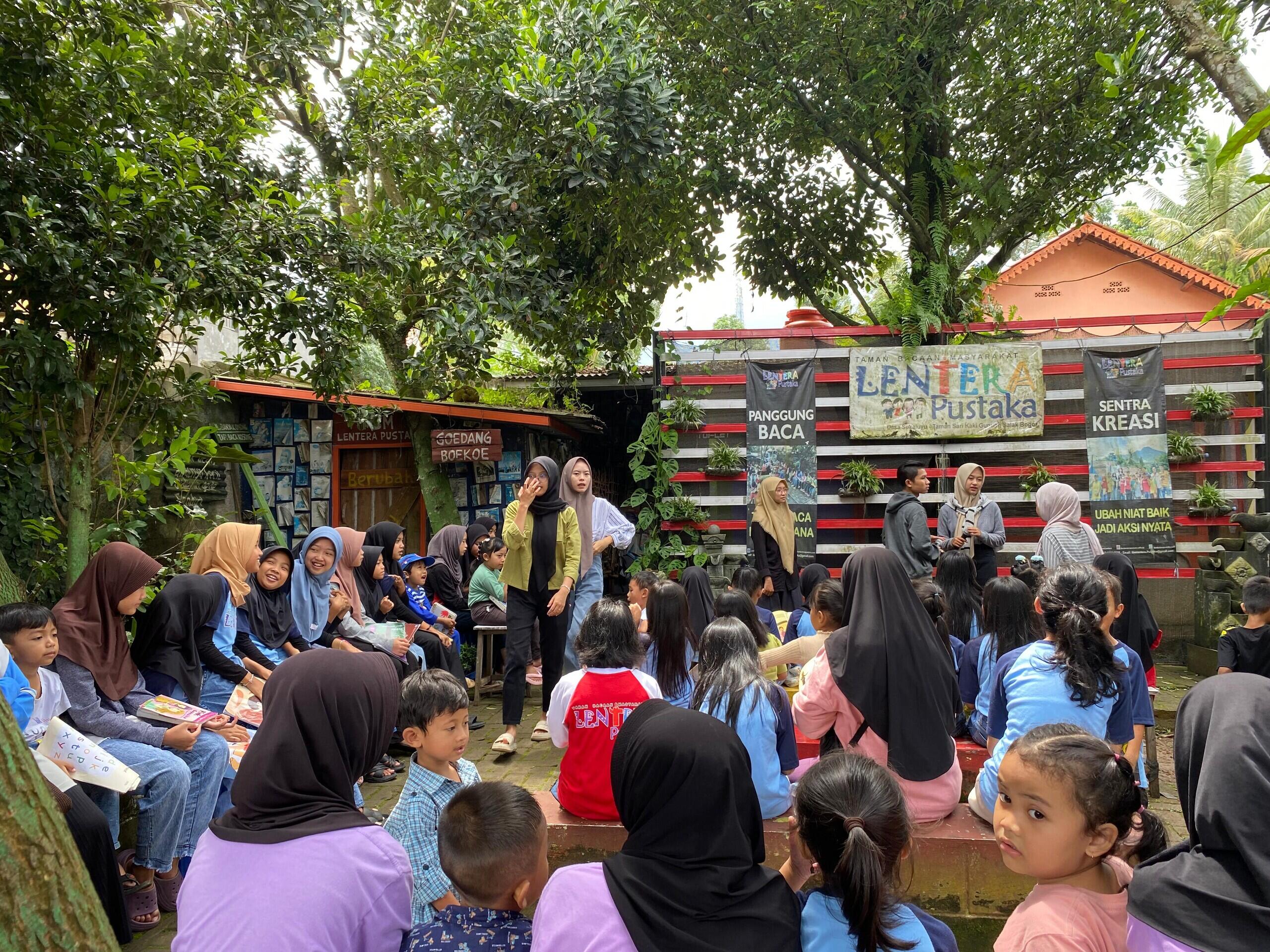 Relawan Taman Bacaan Jadi Tempat Pergaulan Zaman Now