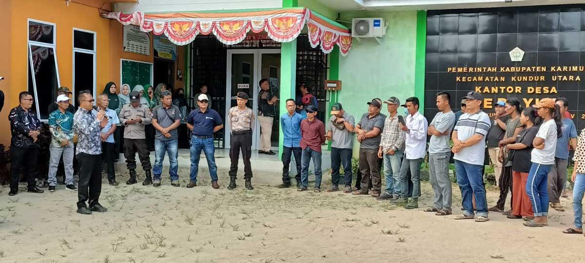 Sebuah Kantor Desa Di Provinsi Kepulauan Riau Di Gruduk Warganya