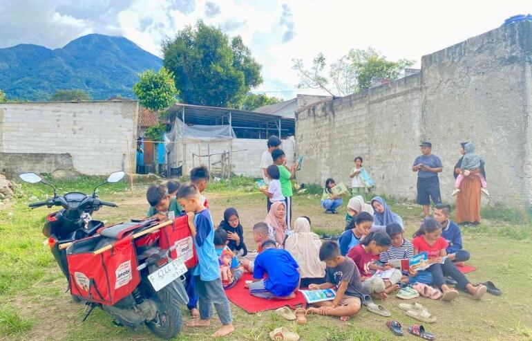 Kisah Motor Baca Keliling di Langit Kaki Gunung Salak