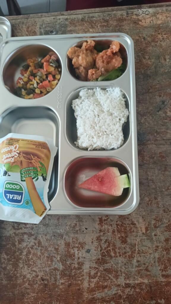 Kumpulan Foto Penampakan Program Makan Siang Gratis di Berbagai Wilayah Nih Gan