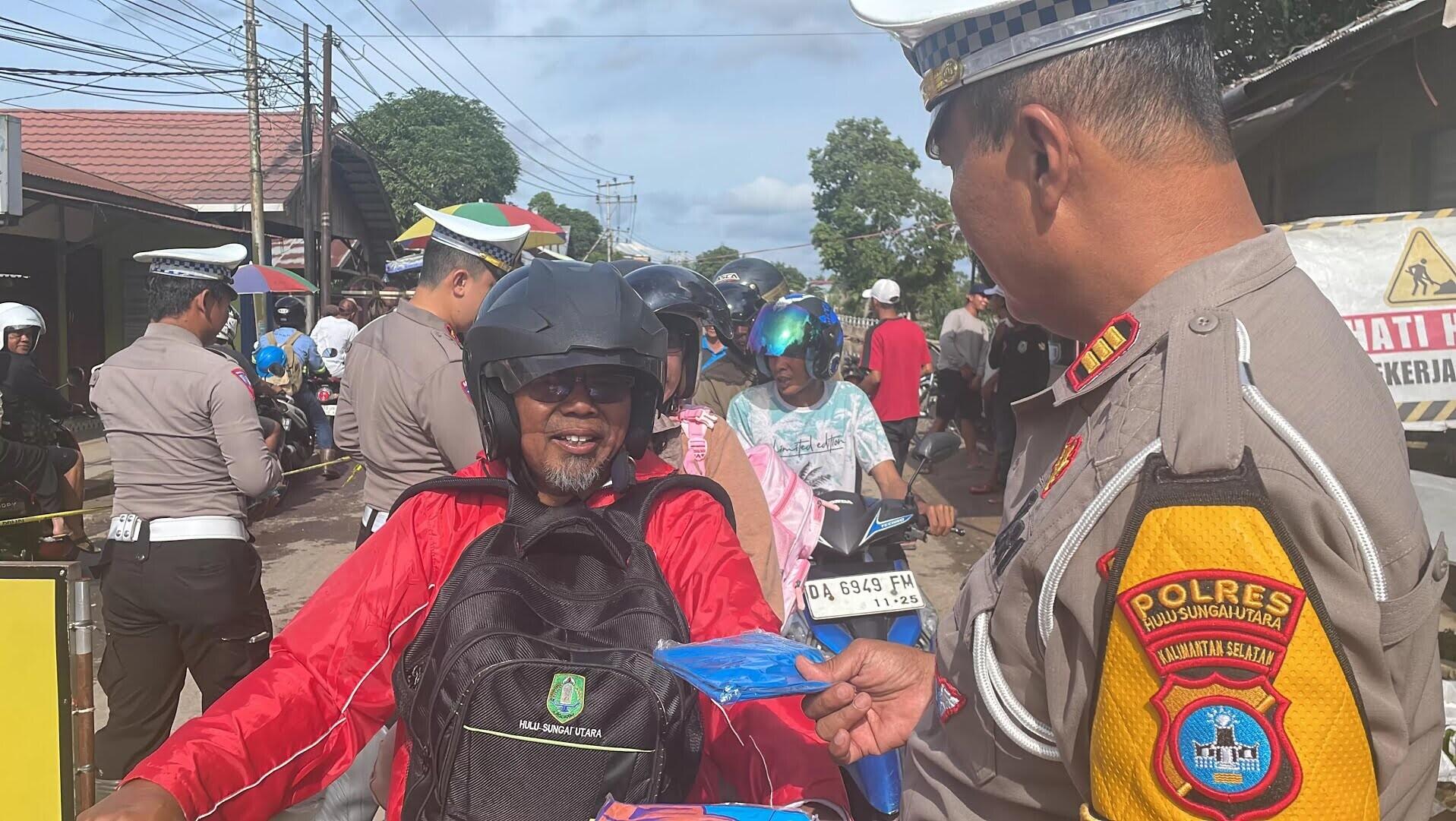 Pemotor ke Haul Guru Abah Sekumpul dapat Jas Hujan Gratis dari Satlantas Polres HSU