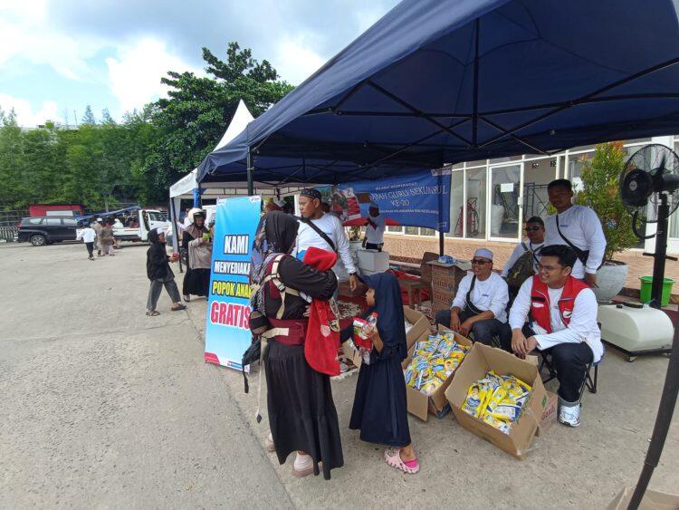 Pertamina Bagikan Popok Gratis di SPBU Ahmad Yani untuk Jemaah H