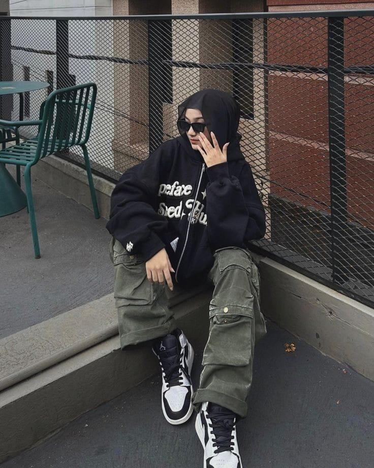 Outfit Khas Anak Skena, Biar Makin Pede di Konser Indie! Santuy nan Ikonik!