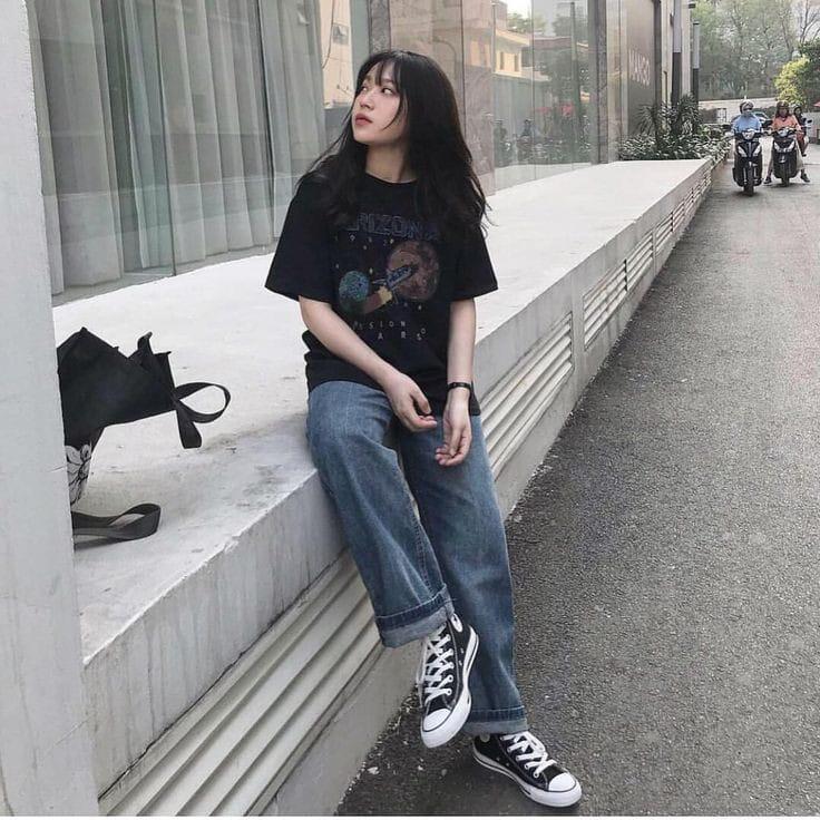 Outfit Khas Anak Skena, Biar Makin Pede di Konser Indie! Santuy nan Ikonik!