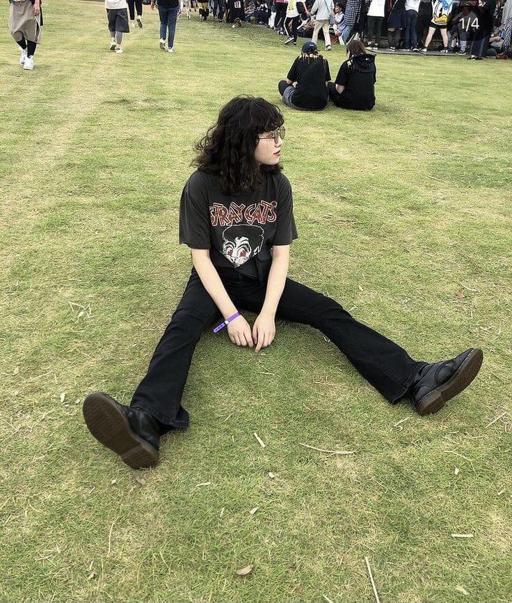 Outfit Khas Anak Skena, Biar Makin Pede di Konser Indie! Santuy nan Ikonik!