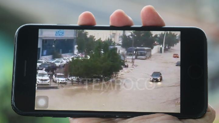 Mekah dan Madinah Dilanda Banjir, Mobil-mobil Hanyut Tersapu Air