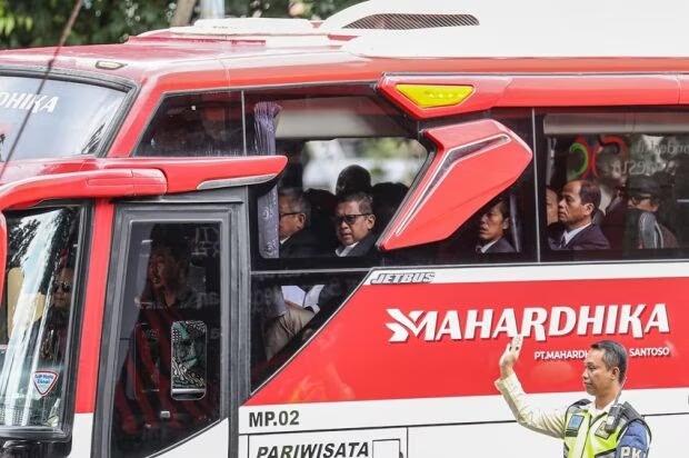Hasto Kristiyanto dan Rombongan ke KPK Naik Bus, Didampingi 1.000 Pengacara