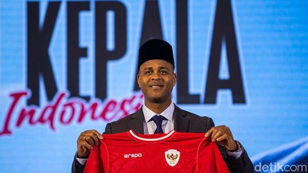 Pesona Kopiah Patrick Kluivert