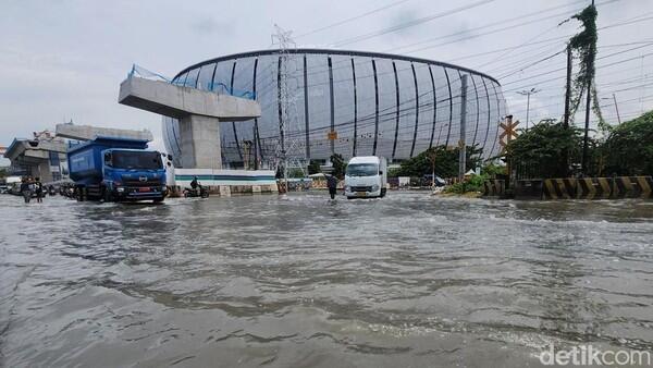Jalan di Depan JIS Terendam Banjir Rob, Ketinggian Air 10 Cm

