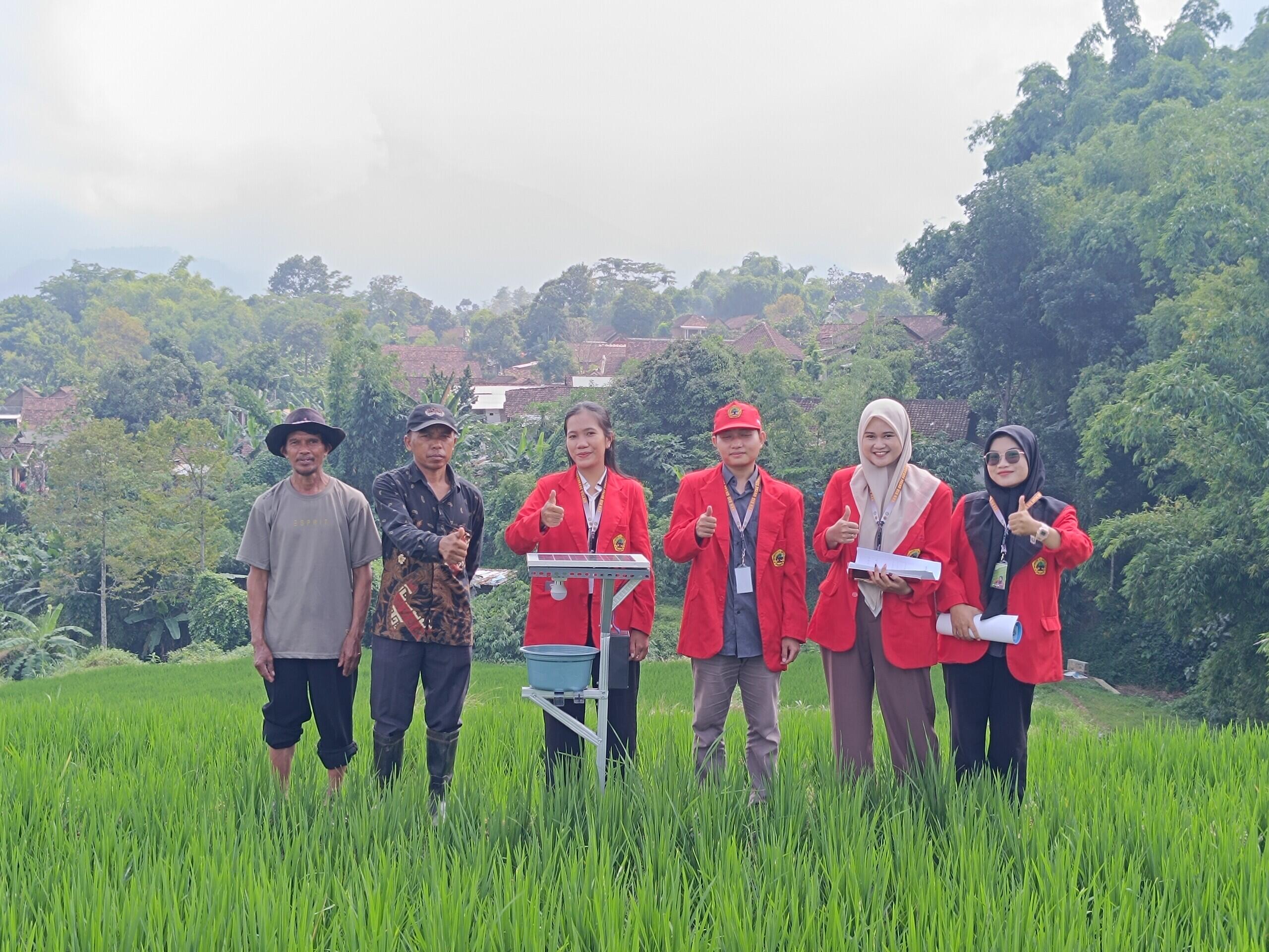 Sukses Ciptakan Inovasi Smart Light Trap Insect Solar Panel Di Desa Mojokembang.