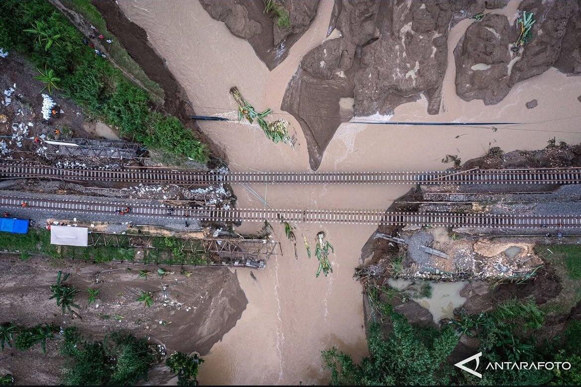 Rel Kereta Amblas di Grobogan Terendam Banjir, 27 Kereta Api Terlambat!