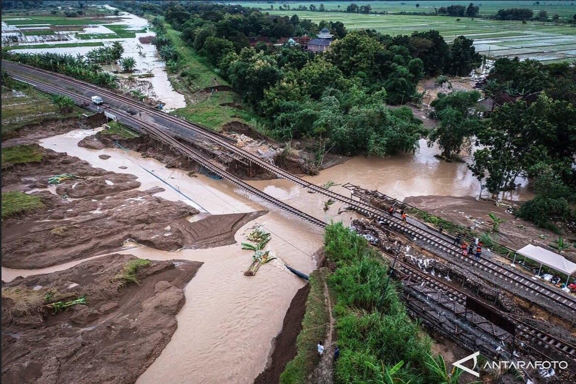 Rel Kereta Amblas di Grobogan Terendam Banjir, 27 Kereta Api Terlambat!