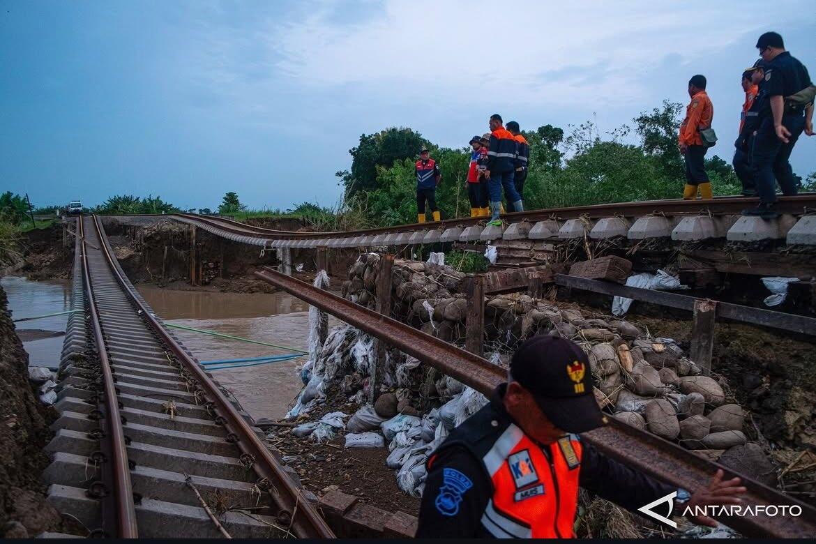 Rel Kereta Amblas di Grobogan Terendam Banjir, 27 Kereta Api Terlambat!