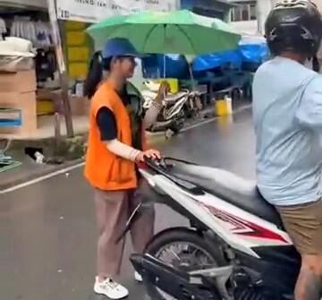 Viral Mahasiswi UI Jadi Juru Parkir di Sumut, Alasannya Bikin Haru!