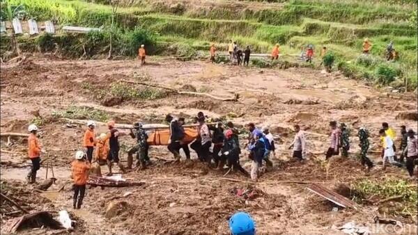 Momen Pengunjung Kafe Berkumpul Sebelum Tertimbun Longsor Pekalongan

