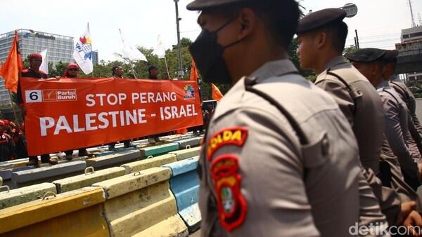 1.994 Aparat Gabungan Siaga Amankan Aksi Bela Palestina di Kedubes AS