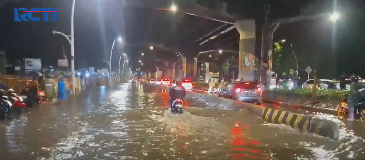 Buruknya Drainase, Kawasan Sekitar Monas Dikepung Banjir