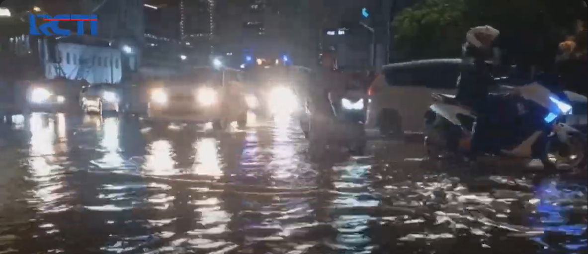 Buruknya Drainase, Kawasan Sekitar Monas Dikepung Banjir