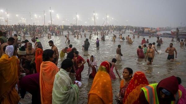 Sungai Tempat Festival Mandi Terbesar di India Dipenuhi Sampah-Tai

