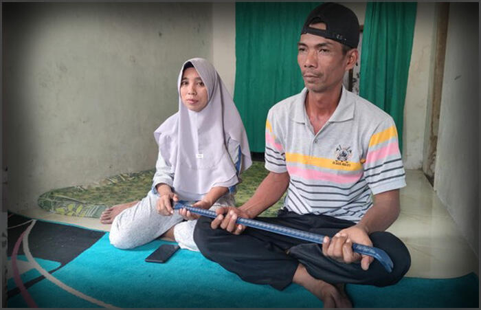 UNIK! Seroang Duda Meminang Seorang Janda Dengan Sebuah Linggis