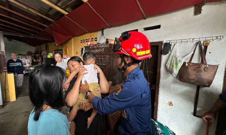 Damkar Trenggalek Selamatkan Balita Berusia 2 Tahun Terkunci Dalam Kamar