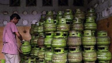 Masyarakat Tangerang Ngeluh Antri Beli Gas LPG 3 Kg Usai Tak Dijual Pengecer