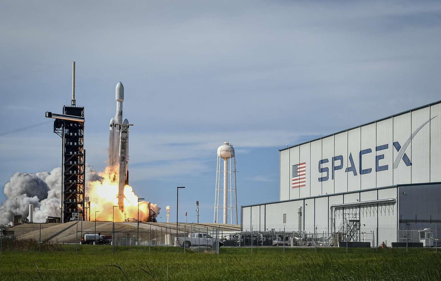 Elon Musk: Visioner Teknologi yang Mengubah Dunia