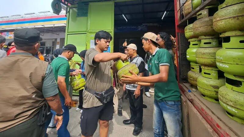 "Jangan Ganggu Kemiskinan Kami" , Bentuk Kekecewaan Kelangkaan Gas