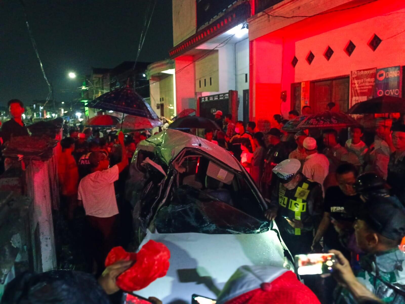 Mobil Suzuki Ertiga Tersambar Kereta Api di Surabaya, Penumpang Selamat