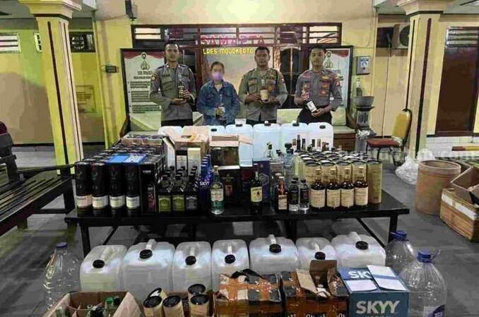 Polisi Gerebek Pabrik Miras Oplosan di Mojokerto, Pemilik Diamankan