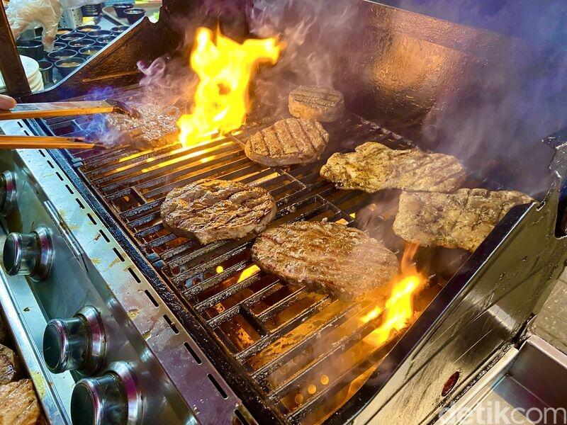 Harganya Lebih Murah, Kini Pizza hingga Steak Ditawarkan di Warung Tenda