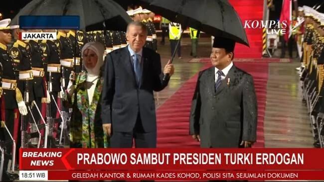 Erdogan Tak Tega Lihat Prabowo Kehujanan dan Sodorkan Payung Hitam