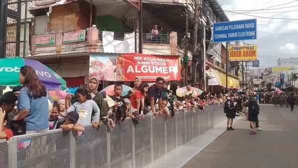 Warga Tumplek Ruah di Jalan Suryakencana Turut Rayakan Cap Go Meh