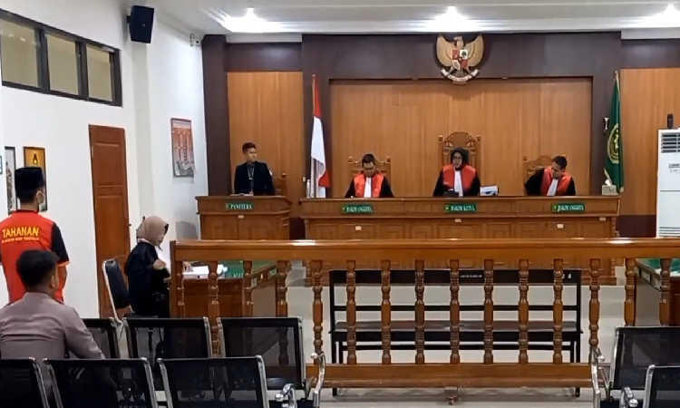 Kiai Cabul di Trenggalek Nangis Minta Bebas Saat Bacakan Pledoi