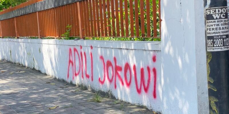 Sekarang ini sudah banyak tulisan "Adili jokowi", Bagaimana menurut anda?