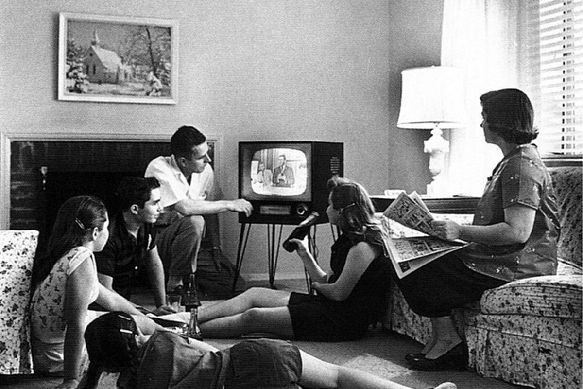 Sejarah Penemuan Televisi: Dari Bayangan Impian ke Layar di Ruang Keluarga