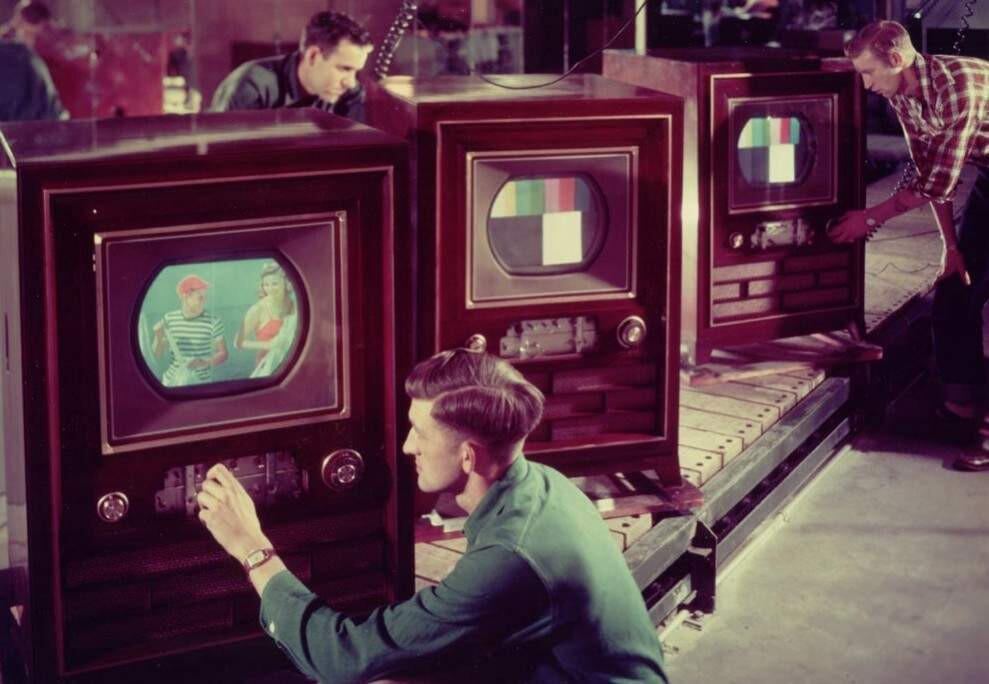 Sejarah Penemuan Televisi: Dari Bayangan Impian ke Layar di Ruang Keluarga