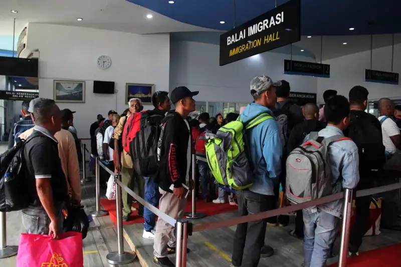 'Saya tidak mau mati sebagai orang Indonesia'–Cerita tiga anak muda