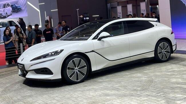 Mobil Listrik yang Bisa Jalan Miring Hadir di IIMS 2025