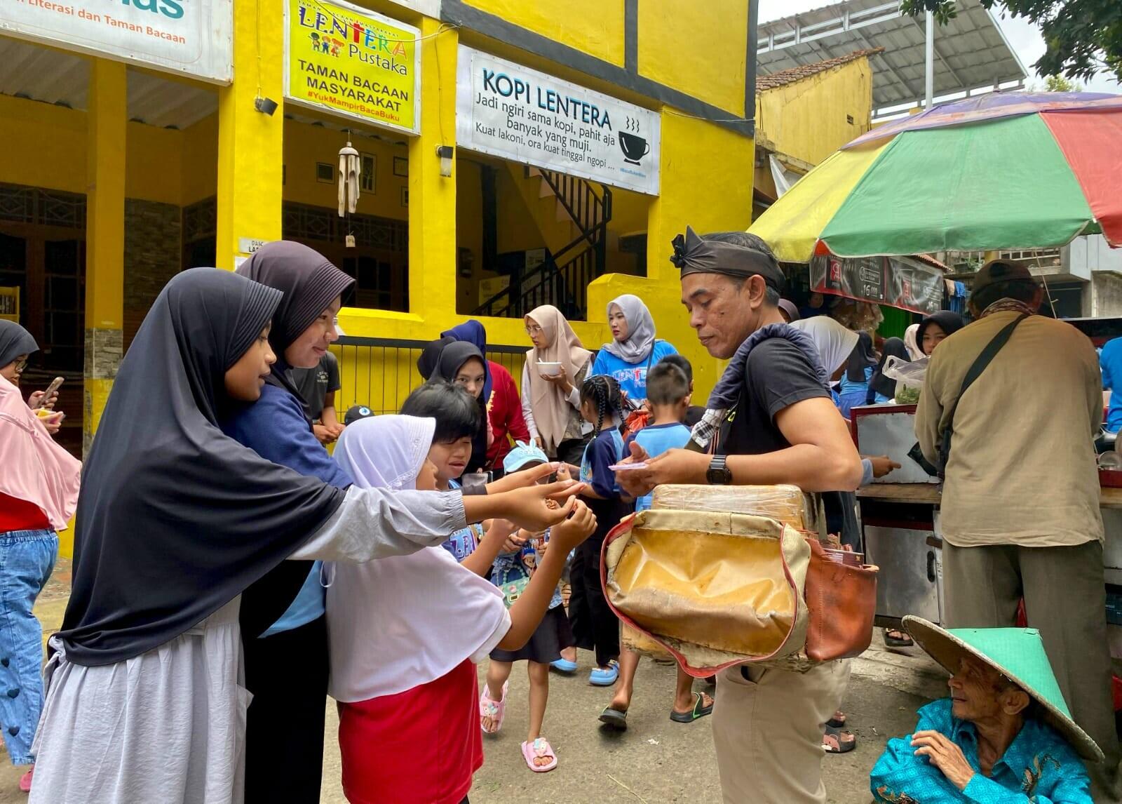 Kisah Inspiratif di TBM, Pemborong Es Kue