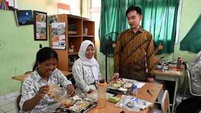 Tinjau Makan Bergizi Gratis di SMA Jakut, Gibran Bagikan Skincare