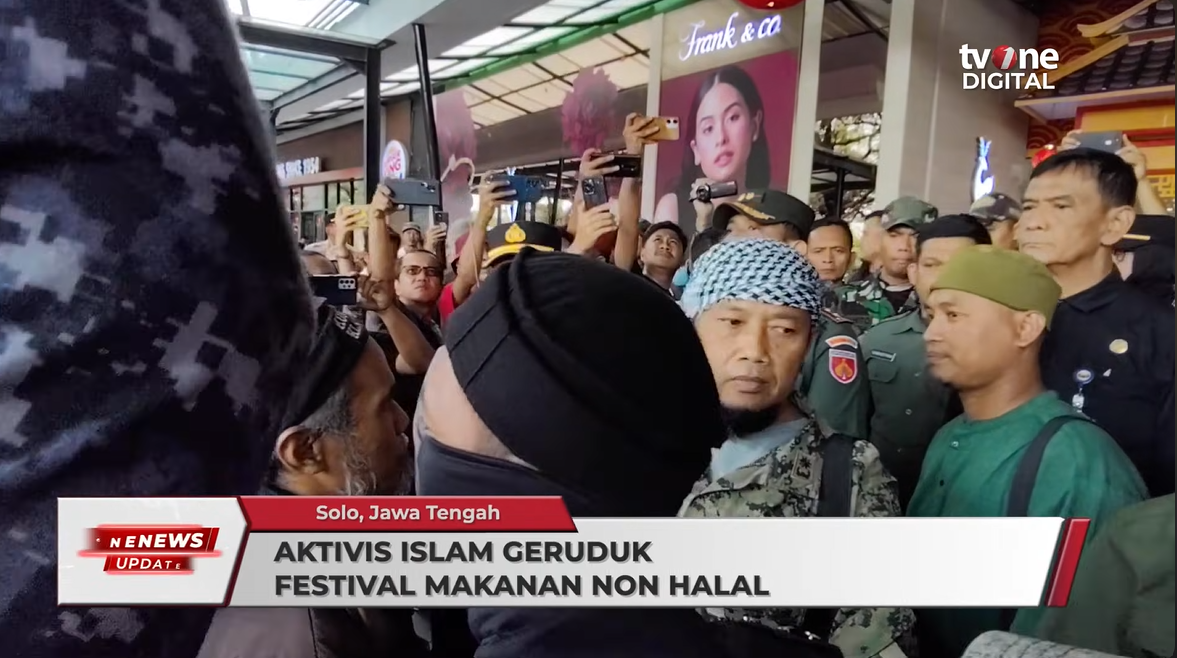 Takut Azab! Puluhan Aktivis Islam Geruduk Mall Tolak Festival Non-Halal di Solo!