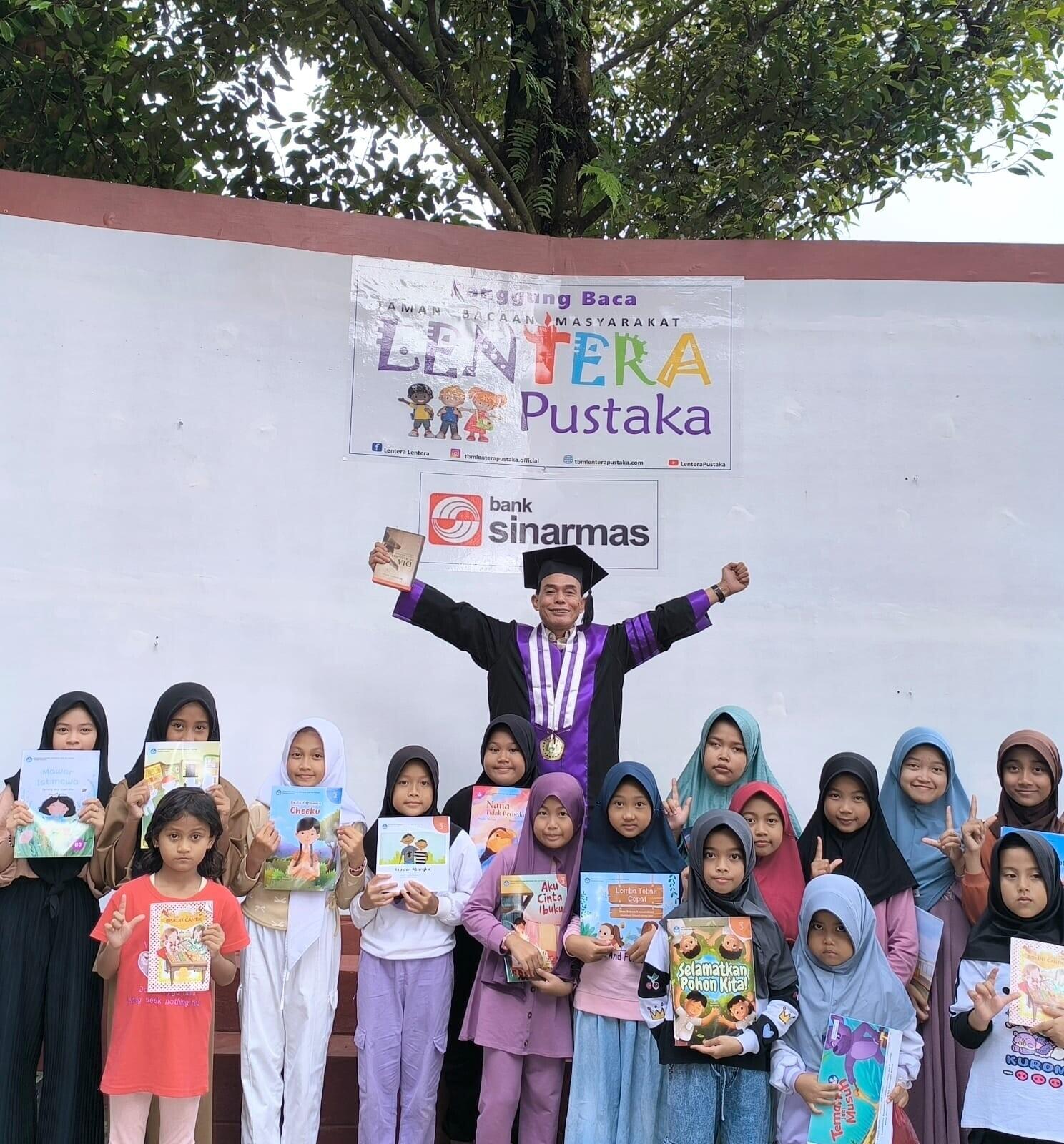Menjajal Toga Wisuda Doktor di Taman Bacaan