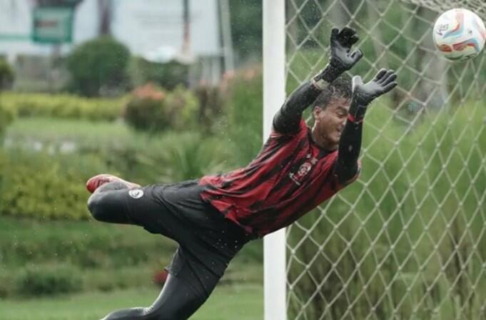 DIHUJAT HABIS-HABISAN! Kiper Arema FC Bikin Blunder Lawan PSIS, Netizen: Onana Lokal!